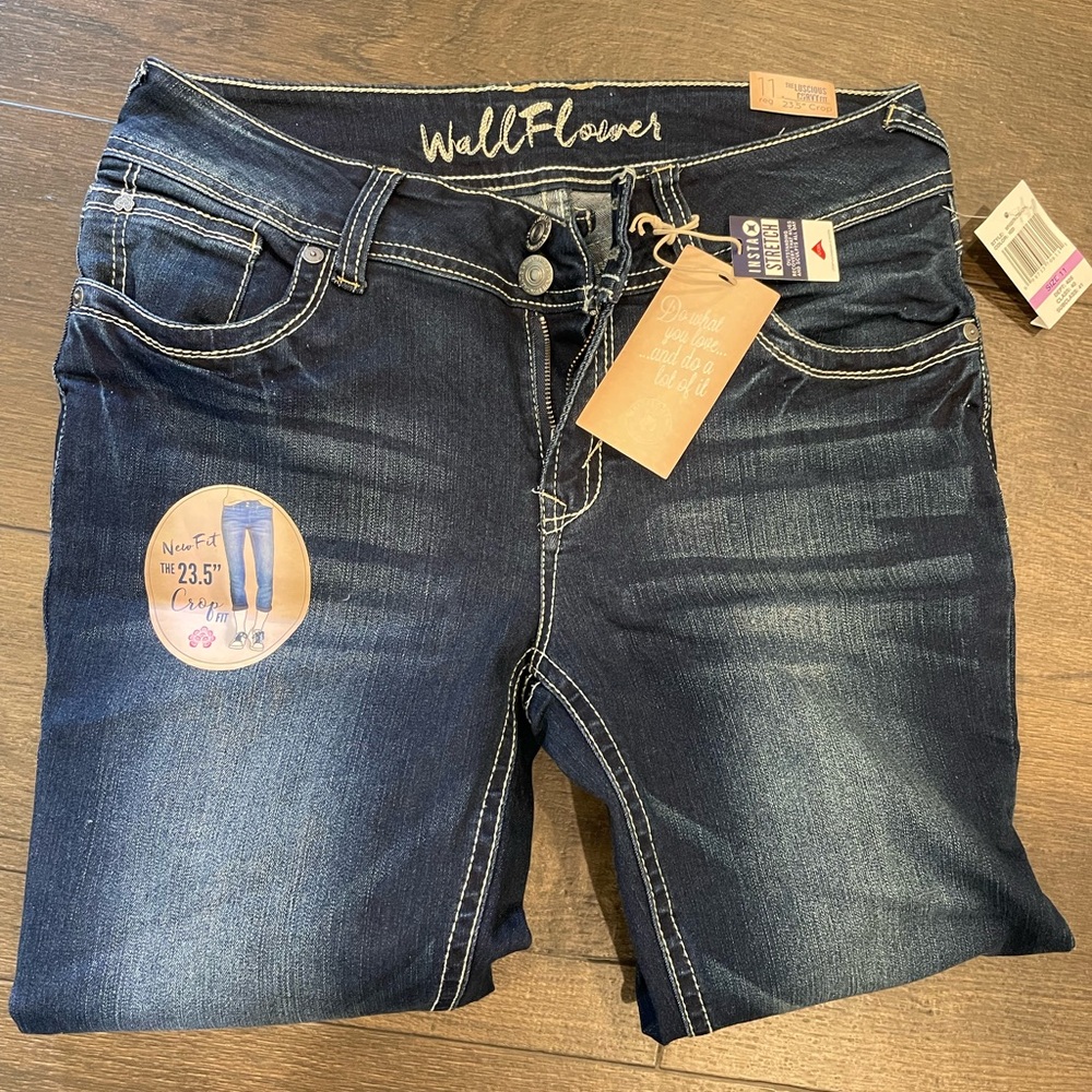 Wallflower Women's Deep Indigo Cropped Jeans